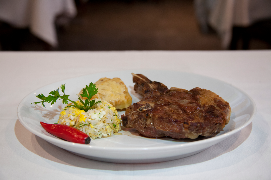 Principal no almoço: prime rib grelhado guarnecido de arroz biro-biro e galette de batata