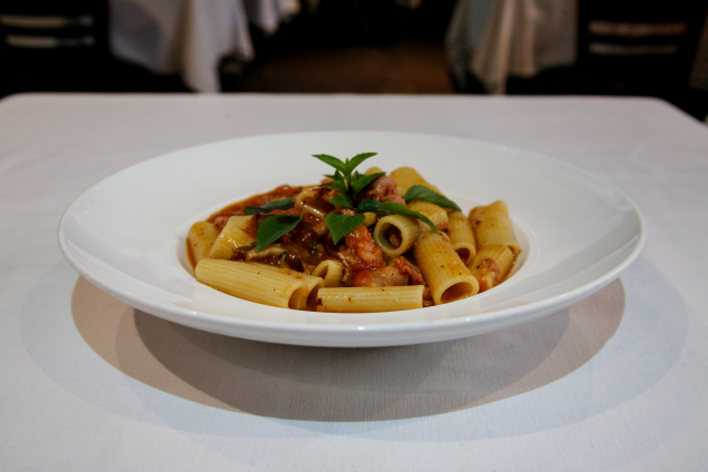 Principal: rigatoni com linguiça toscana e cogumelos ao molho pomodoro