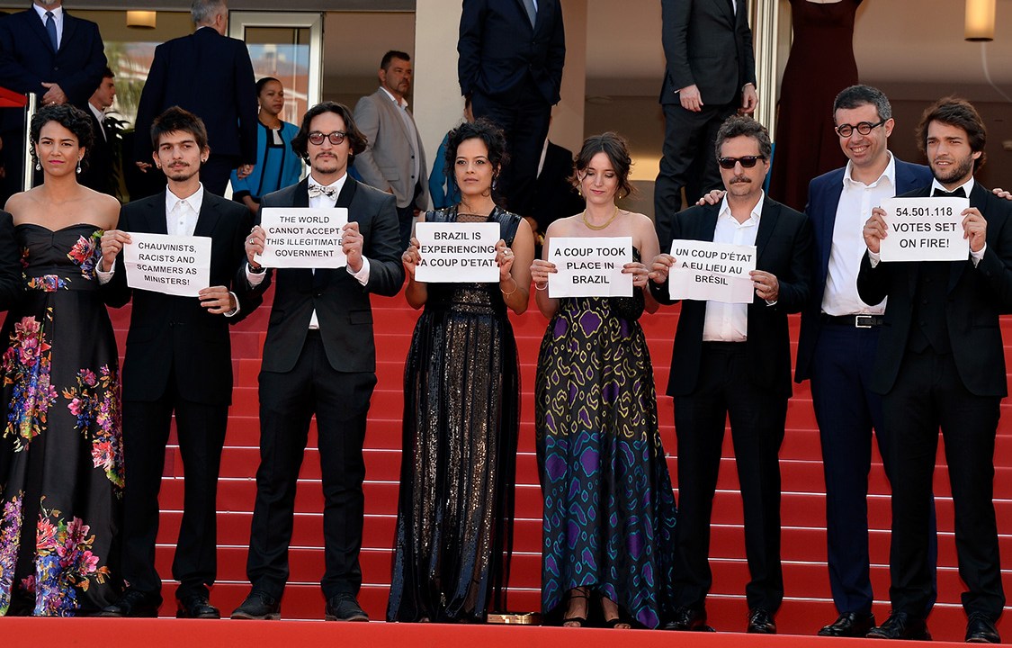 Elenco de Aquarius protesta contra o Impeachment da presidente Dilma no tapete vermelho do 69° Festival Cannes de cinema, em 2016