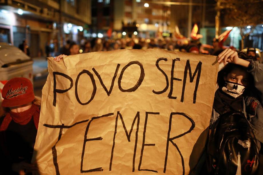 Manifestantes, movimentos sindicais e sociais e militantes de partidos políticos contrários ao governo de Michel Temer (PMDB), realizam protesto na região central de Porto Alegre (RS) - 18/05/2017