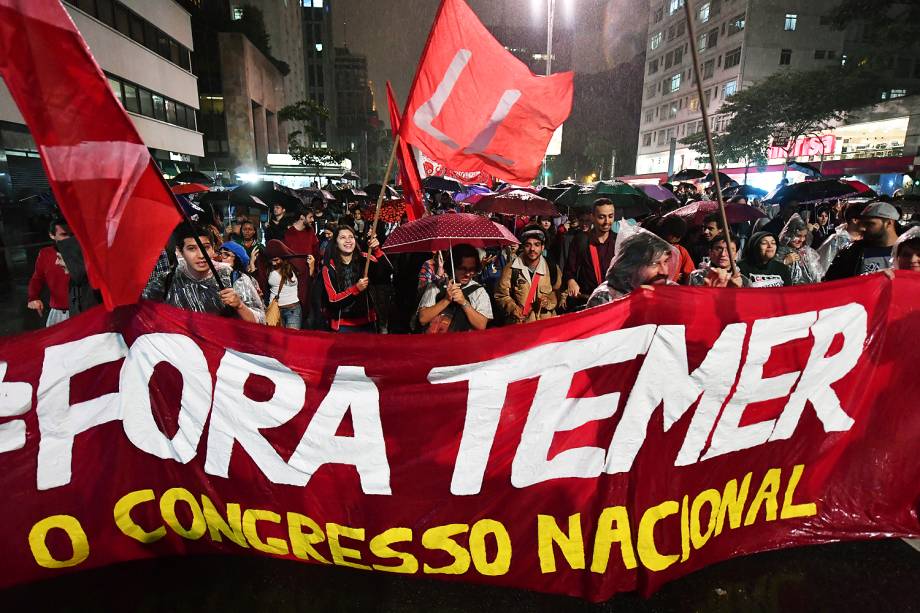 Manifestantes protestam em frente ao Masp, na av. Paulista, região central de São Paulo, contra o governo de Michel Temer (PMDB) - 18/05/2017