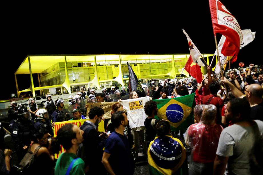 Manifestantes em frente ao Palácio do Planalto, em Brasília (DF) - 18/05/2017