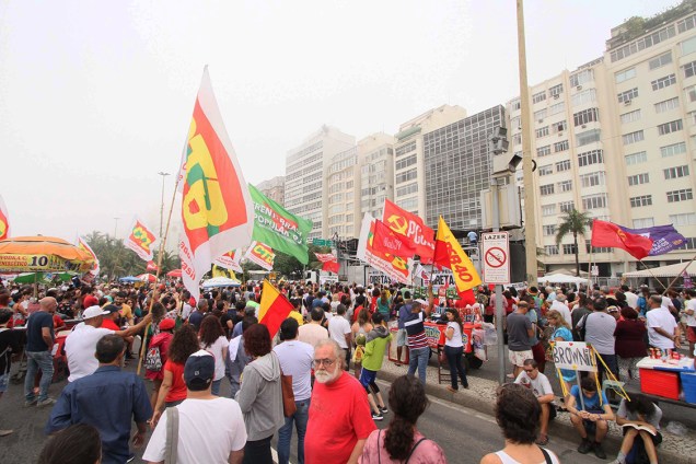 Manifestantes fazem um protesto contra o presidente Michel Temer e pedem diretas já, em Copacabana - 28/05/2017