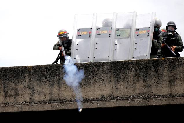 Polícia joga bombas de gás lacrimogêneo em manifestantes durante protesto da oposição ao Presidente Nicolás Maduro em Caracas, na Venezuela - 03/05/2017