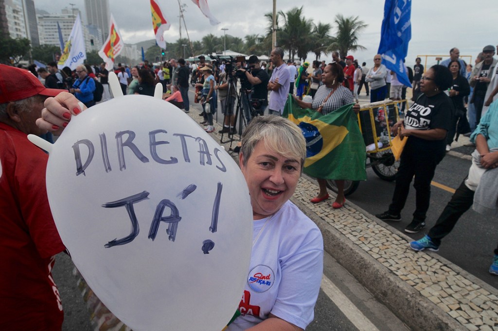 Servidores públicos do Rio de Janeiro fazem um ato de protesto em frente ao hotel Copacabana Palace no Rio de Janeiro, cobrando providências e prisão aos corruptos