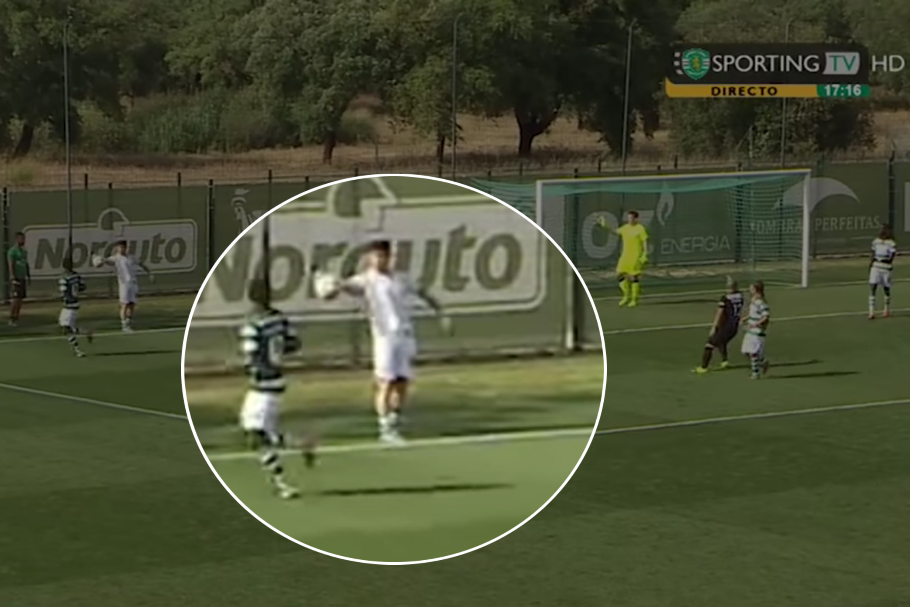 Reserva coloca a mão na bola e juiz marca pênalti