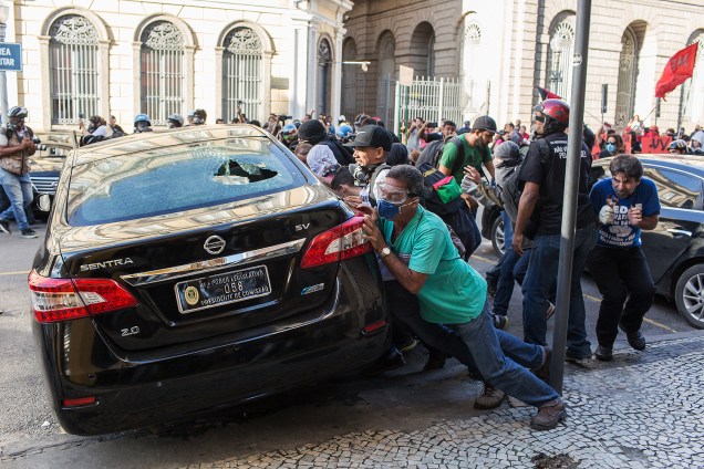 Manifestantes e a Polícia Militar entram em confronto durante protestos na Alerj. Servidores de diversas categorias protestam contra o aumento da contribuição previdenciária, próximo à Assembleia Legislativa do Rio (Alerj) - 24/05/2017