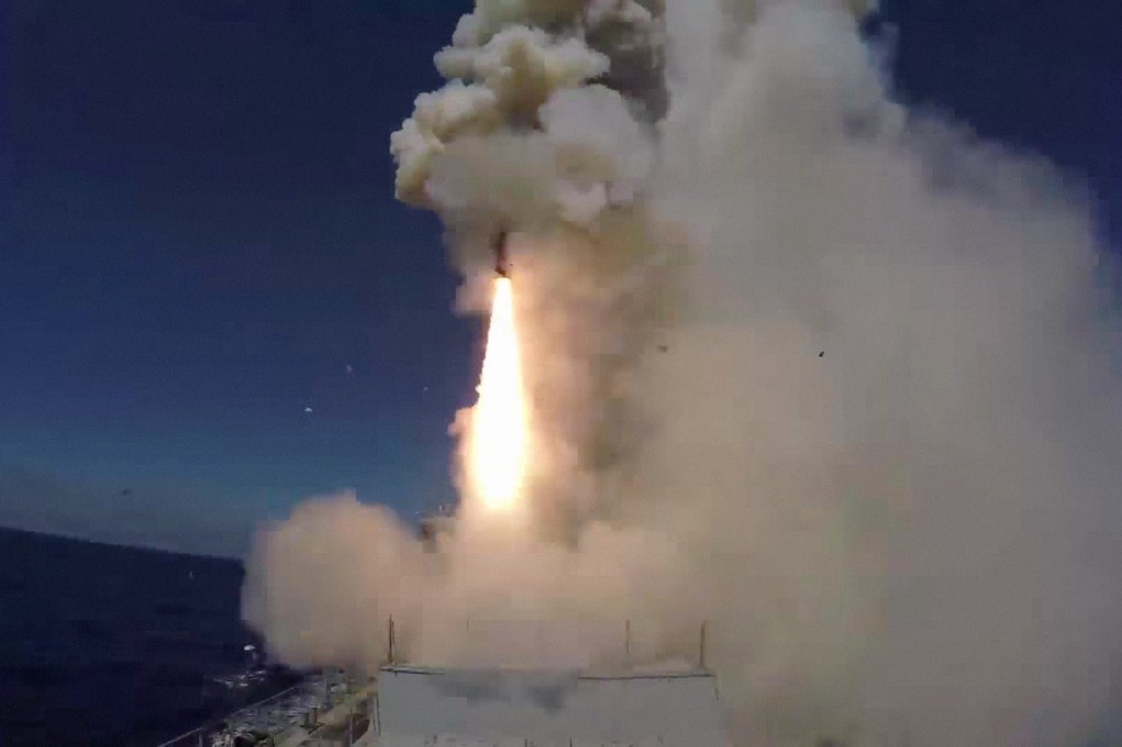 Rússia lança míssil contra alvos do EI na Síria