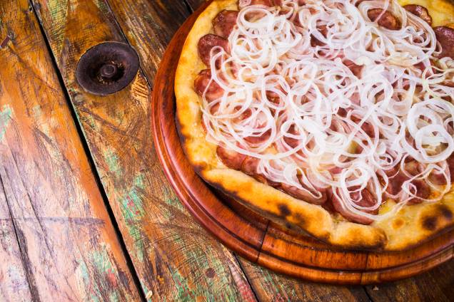 A clássica pizza de calabresa faz sucesso na melhor pizzaria por VEJA COMER & BEBER A clássica pizza de calabresa faz sucesso na melhor pizzaria por VEJA COMER & BEBER