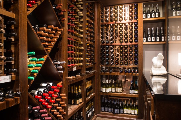 Mahalo: adega conta com 110 rótulos de vinho e tem capacidade para 2.000 garrafas