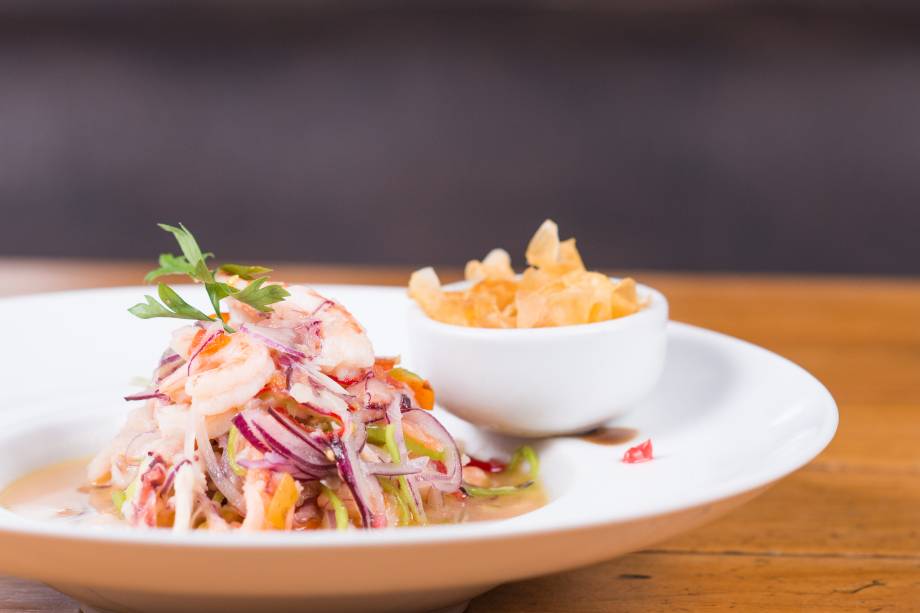 Ceviche nipo-peruano: salmão, camarão, polvo, peixe branco, atum, limão, cebolinha, cebola-roxa e pimenta