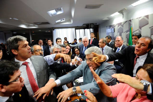 Confusão em sessão da comissão de Assuntos Econômicos do Senado
Foto: Marcos Oliveira/Agência Senado