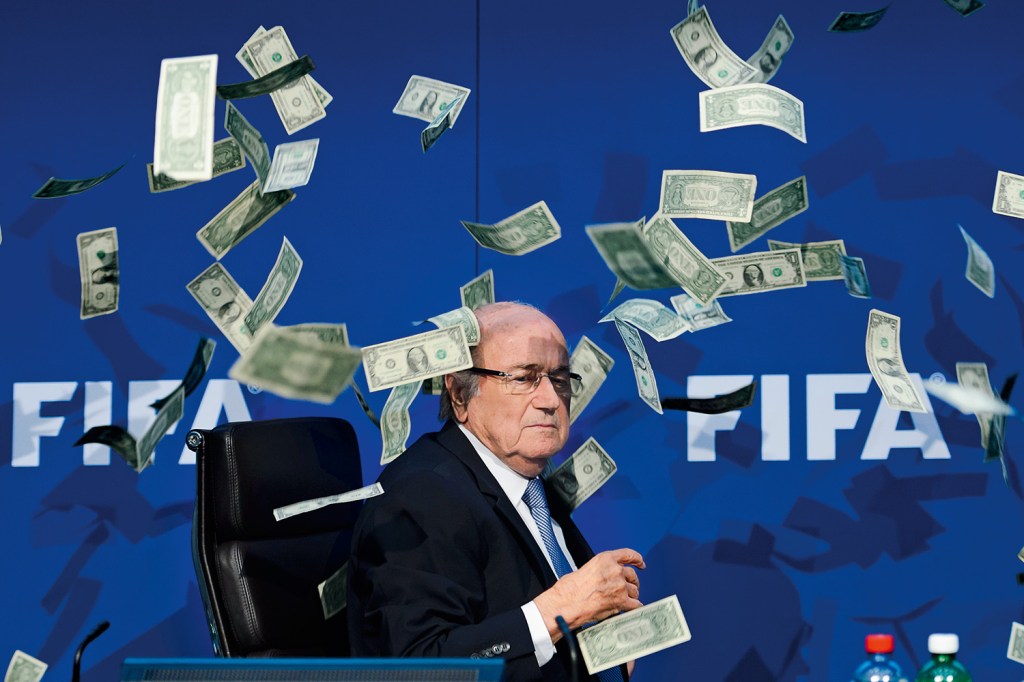 DELATADO - Blatter, ex-presidente da Fifa, ganha um banho de dólares falsos em protesto realizado em 2015