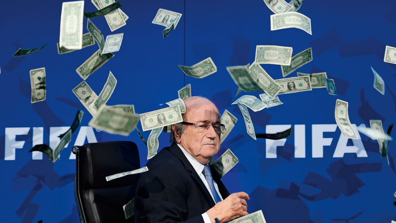 DELATADO - Blatter, ex-presidente da Fifa, ganha um banho de dólares falsos em protesto realizado em 2015