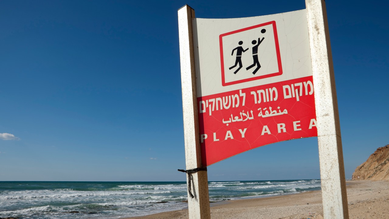 Placa em três idiomas em Israel