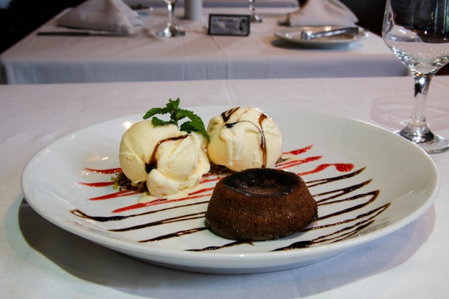 Sobremesa: petit gâteau de chocolate trufado servido com sorvete de creme