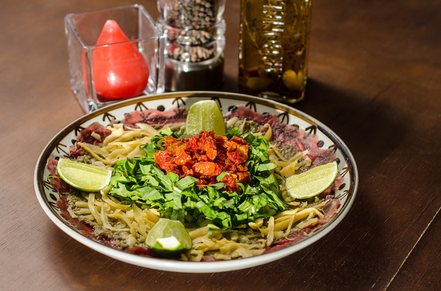 Entrada: Carpaccio de carne bovina com lascas de queijo parmesão