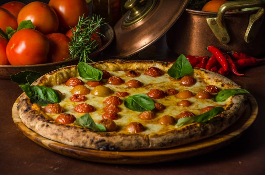 Prato principal: Pizza margherita individual com mussarela de búfala
