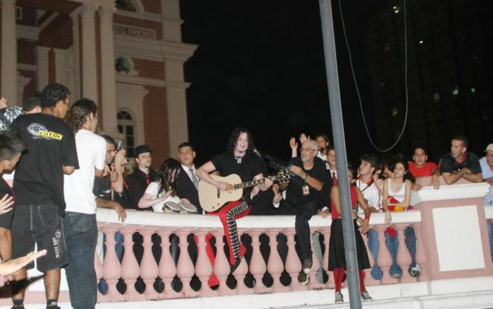 A primeira banda de rock a se apresentar no Teatro foi a norteamericana The White Stripes, em 2005. O show deu origem ao DVD e ao álbum duplo <em>Under Amazonian Lights</em>, lançados em 2015