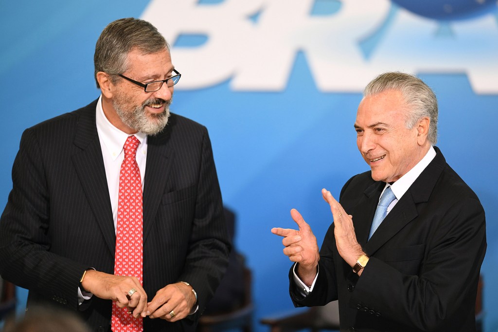 Presidente Michel Temer cumprimenta novo Ministro da Justiça Torquato Jardim, no Palácio do Planalto, em Brasília