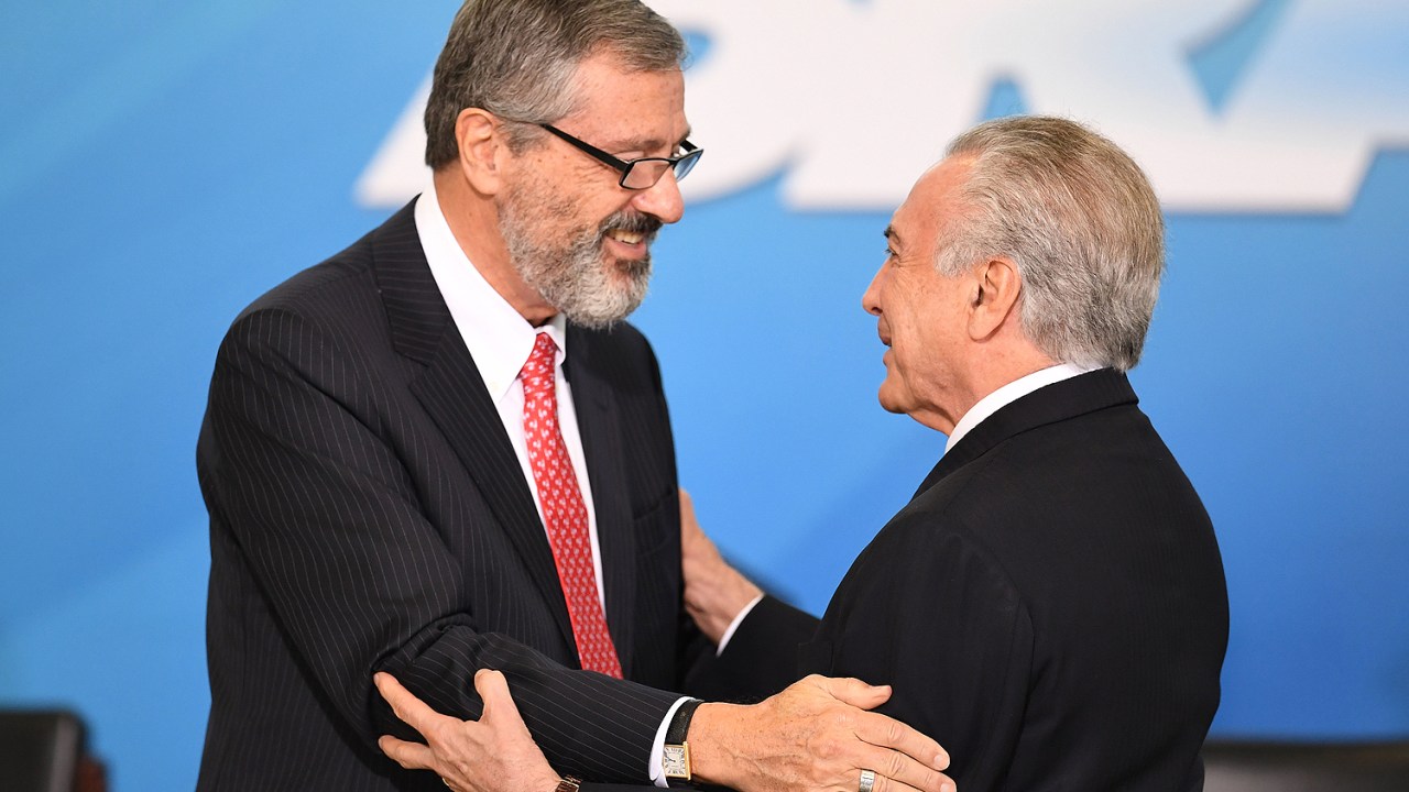 Presidente Michel Temer cumprimenta novo Ministro da Justiça Torquato Jardim, no Palácio do Planalto, em Brasília