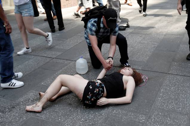 Mulher fica ferida após ser atropelada por carro que avançou em alta velocidade contra os pedestres na TImes Square, em Nova York - 18/05/2017 Mulher fica ferida após ser atropelada por carro que avançou em alta velocidade contra os pedestres na TImes Square, em Nova York - 18/05/2017
