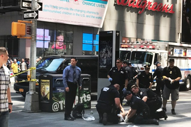 Socorristas ajudam feridos depois que um veículo atingiu pedestres em uma calçada na Times Square, em Nova York - 18/05/2017