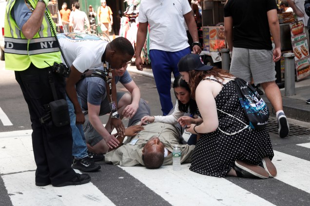 Socorristas e voluntários ajudam feridos depois que um veículo atingiu pedestres em uma calçada na Times Square, em Nova York - 18/05/2017