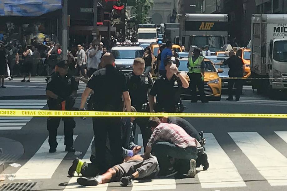 Socorristas ajudam feridos depois que um veículo atingiu pedestres em uma calçada na Times Square, em Nova York - 18/05/2017