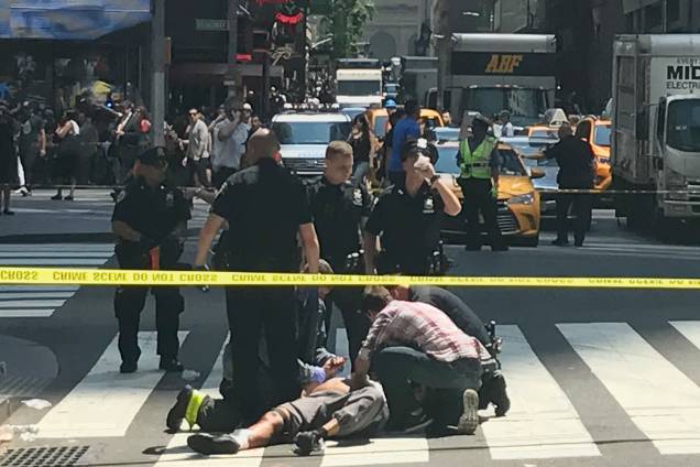 Socorristas ajudam feridos depois que um veículo atingiu pedestres em uma calçada na Times Square, em Nova York - 18/05/2017 Socorristas ajudam feridos depois que um veículo atingiu pedestres em uma calçada na Times Square, em Nova York - 18/05/2017