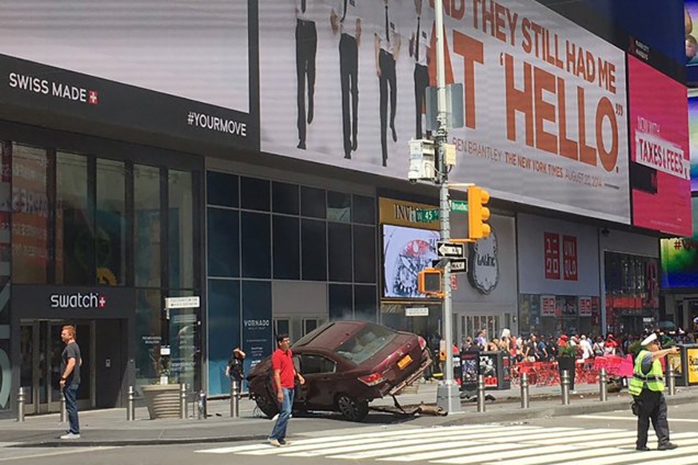 Carro destruído na esquina da Broadway com a 45th Street após avançar contra pedestres na região da Times Square em Nova York - 18/05/2017
