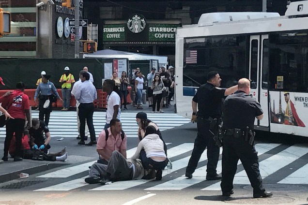 Socorristas ajudam feridos depois que um veículo atingiu pedestres em uma calçada na Times Square, em Nova York - 18/05/2017