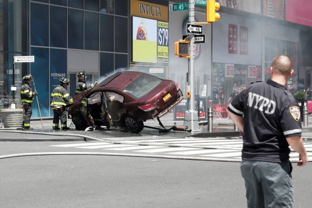 Carro fica destruído na esquina da Broadway com a 45th Street após avançar contra pedestres na região da Times Square em Nova York - 18/05/2017 Carro fica destruído na esquina da Broadway com a 45th Street após avançar contra pedestres na região da Times Square em Nova York - 18/05/2017