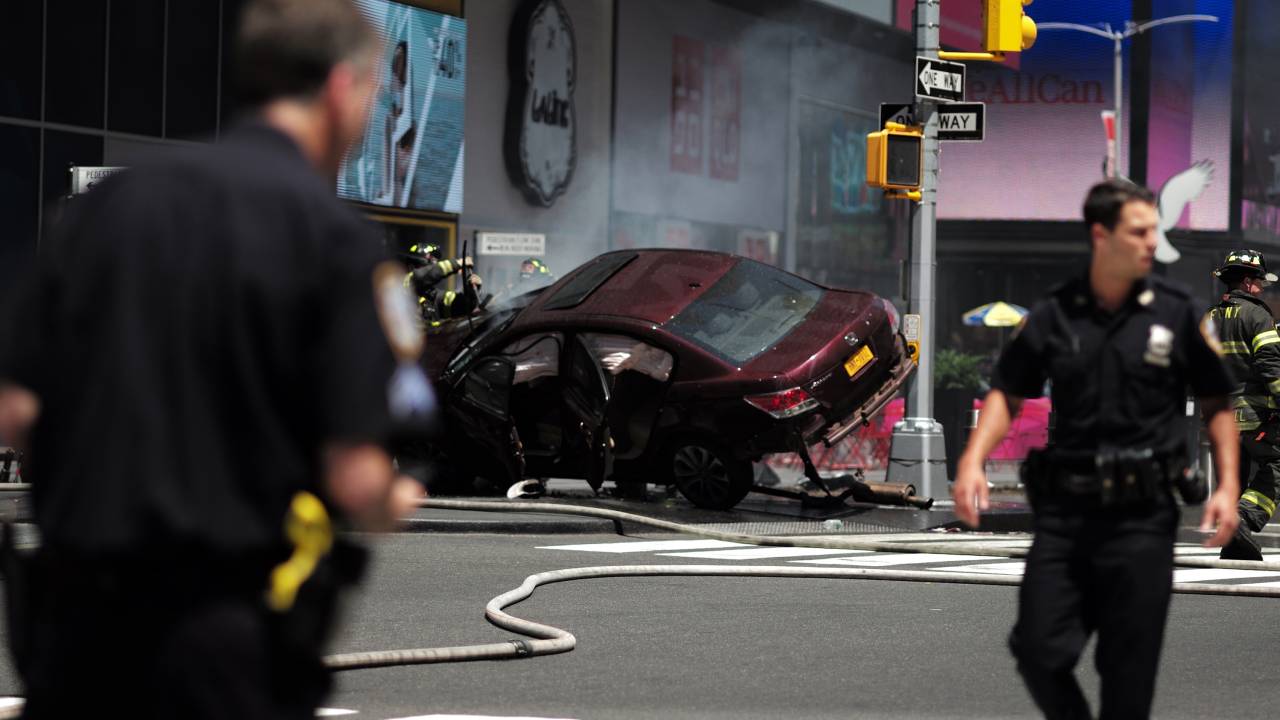 Carro avança contra pedestres em Nova York