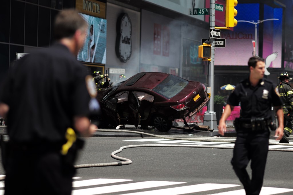 Carro avança contra pedestres em Nova York