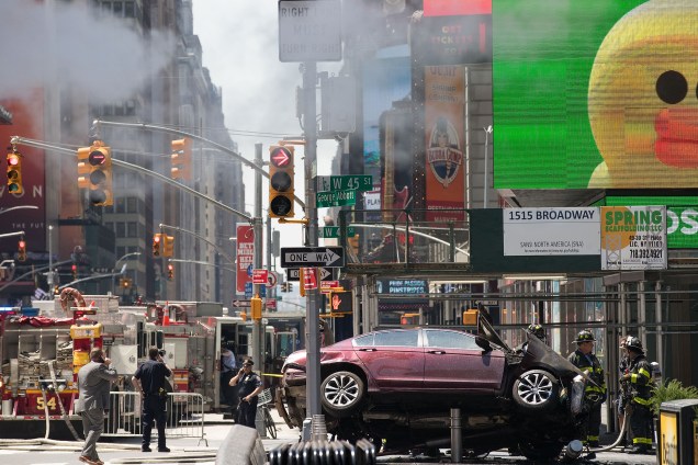 Carro fica destruído na esquina da Broadway com a 45th Street após avançar contra pedestres na região da Times Square em Nova York - 18/05/2017