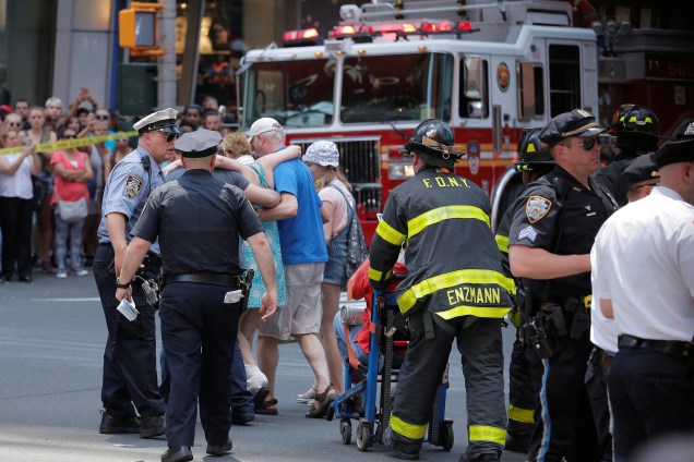 Socorristas atendem feridos depois que um veículo atingiu pedestres em uma calçada na região da Times Square, em Nova York -18/05/2017