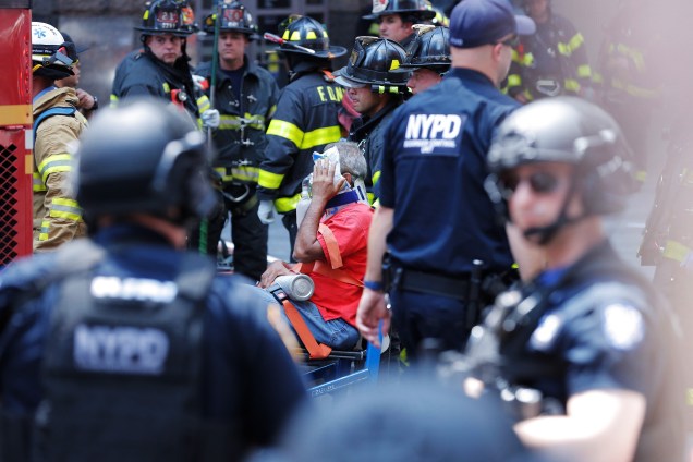 Socorristas atendem feridos depois que um veículo atingiu pedestres em uma calçada na região da Times Square, em Nova York -18/05/2017