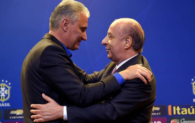 O técnico Tite cumprimenta o presidente da CBF, Marco Polo Del Nero, após ser indicado para comandar a seleção brasileira – 20/06/2016 Ex-presidente Marco Polo Del Nero foi banido do futebol -