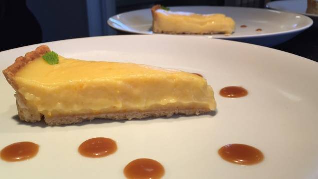 Sobremesa: Torta cítrica de limão-cravo com caramelo salgado Sobremesa: Torta cítrica de limão-cravo com caramelo salgado