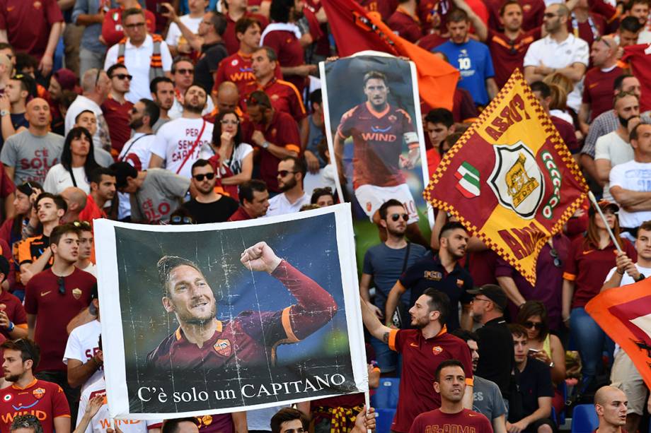 Torcedores da Roma fazem homenagem ao jogador Francesco Totti em sua despedida do clube