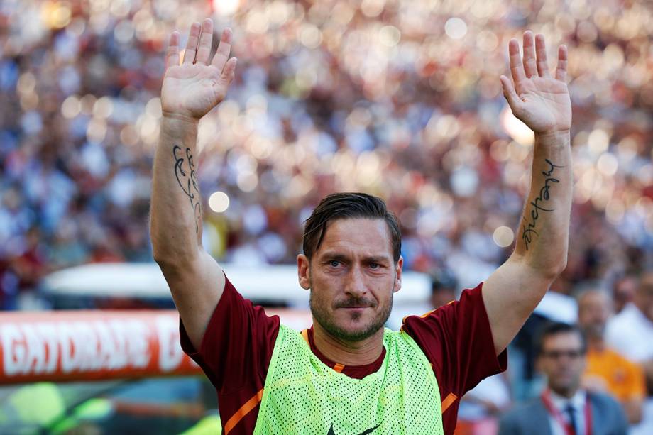 Francesco Totti é homenageado em sua despedida do clube