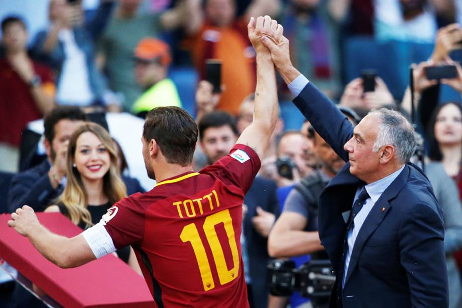 Francesco Totti é homenageado em sua despedida do clube
