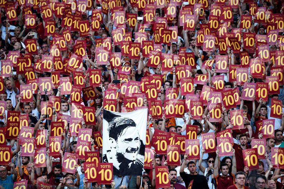 Torcedores da Roma fazem homenagem ao jogador Francesco Totti em sua despedida do clube