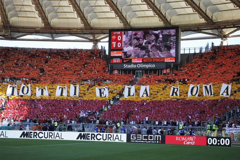 Torcedores da Roma fazem homenagem ao jogador Francesco Totti em sua despedida do clube