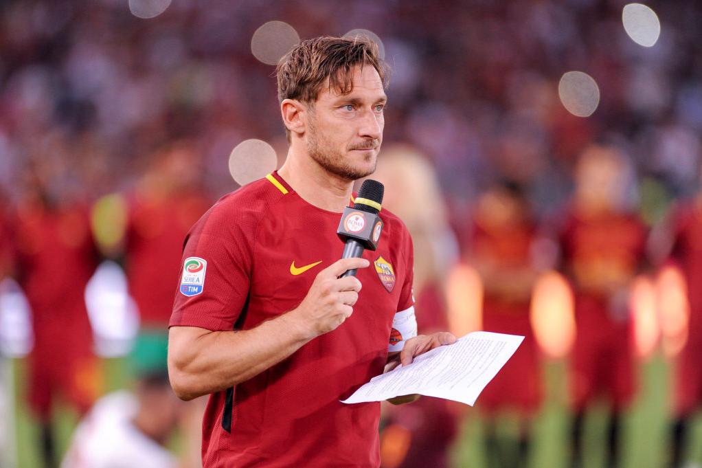 Francesco Totti lê carta de despedida em seu último jogo pela Roma