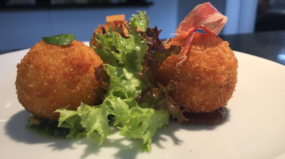 Entrada: Trio de arancini com mix de folhas ao molho de mostarda de Dijon