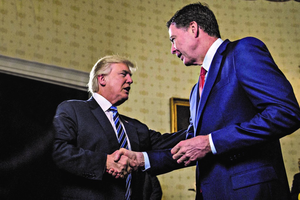 O presidente americano Donald Trump cumprimenta o chefe do FBI James Comey logo após tomar posse, em janeiro de 2017