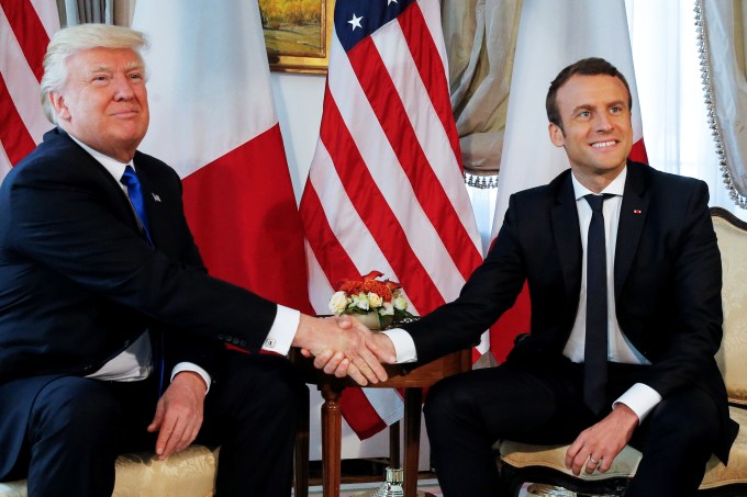 O presidente dos EUA, Donald Trump, cumprimenta o presidente francês, Emmanuel Macron