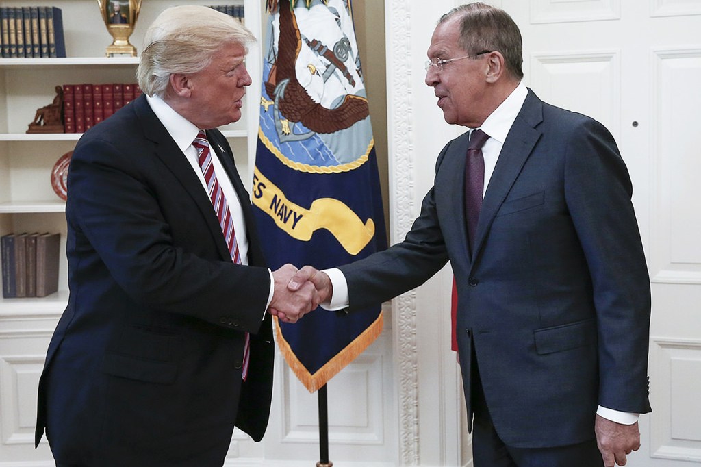 Donald Trump conversa com o ministro das Relações Exteriores russo, Sergei Lavrov - 10/05/2017